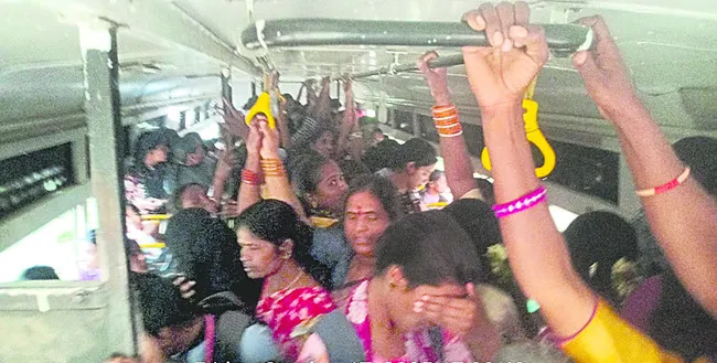 అరకొర బస్సులు.. ప్రయాణికుల పాట్లు