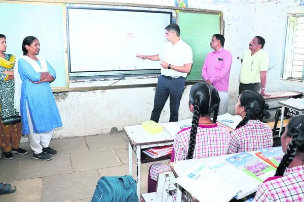 లక్ష్యంతో ముందుకు సాగాలి