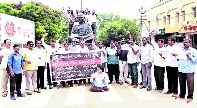 కూటమి ప్రభుత్వం కక్షపూరితంగా వ్యవహరిస్తోంది