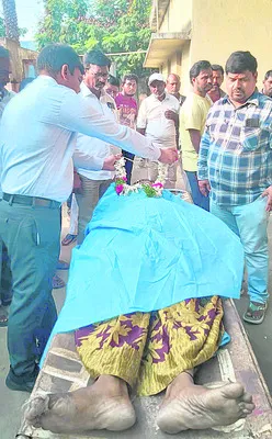 రోడ్డు ప్రమాదంలో పారిశుధ్య కార్మికురాలి మృతి