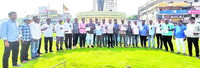 అక్రమ కేసులతో గొంతునొక్కే కుట్ర