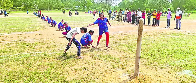 క్రీడలతో స్నేహభావం: డీఎం సురేఖ