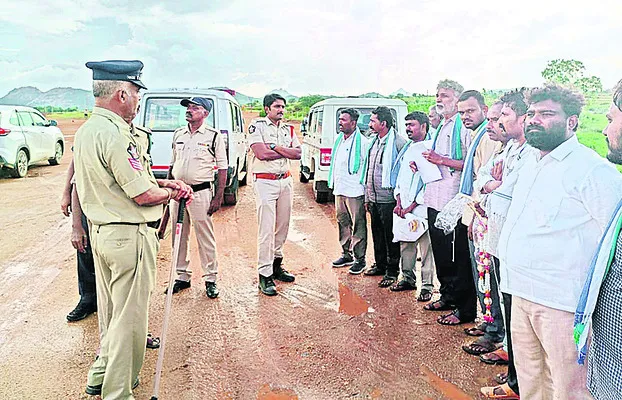 కేంద్ర మంత్రి పర్యటనలో పోలీసుల ఓవరాక్షన్