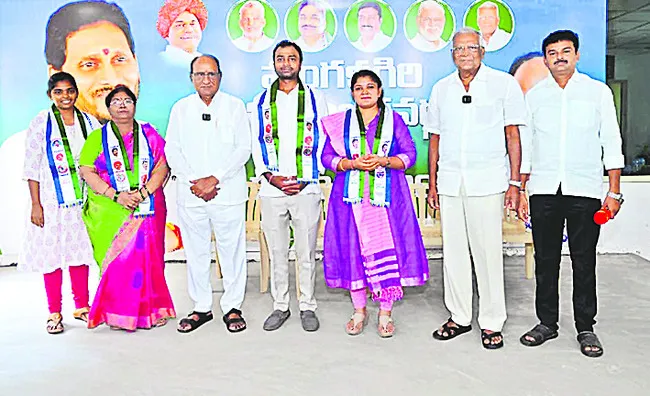  వైఎస్సార్‌సీపీలో చేరిక 