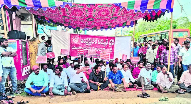 సమస్యలు పరిష్కరించాలంటూ..