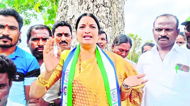 పాలన చేతగాకే పత్రికలపై కేసులు