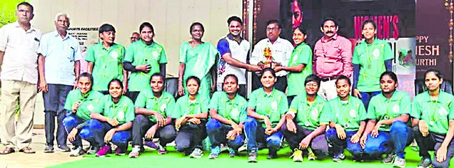 కబడ్డీ టోర్నీలో క్రీడాకారిణుల ప్రతిభ