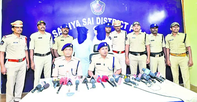 ఐఎస్ఐతో సంబంధాలు ఉన్న ఇద్దరి అరెస్ట్