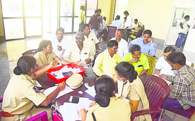ఒక్క రోజే 300 దరఖాస్తులు