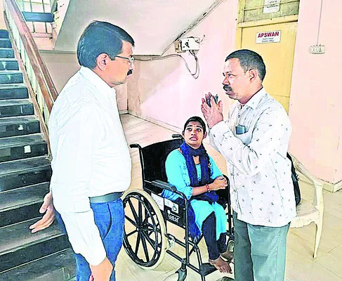 దివ్యాంగ ఉద్యోగిని చూసి చలించిన కలెక్టర్
