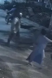 2 Men Rob Bengaluru Women: Chop Fingers With Machete1