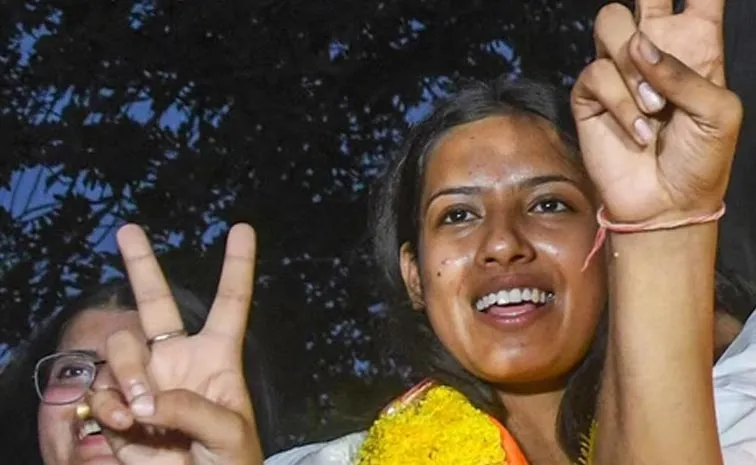 ‘నన్ను చూస్తూ వెలికిగా నవ్వాడు, అందుకే కోపంతో..’ సారీ చెప్పిన దీపిక