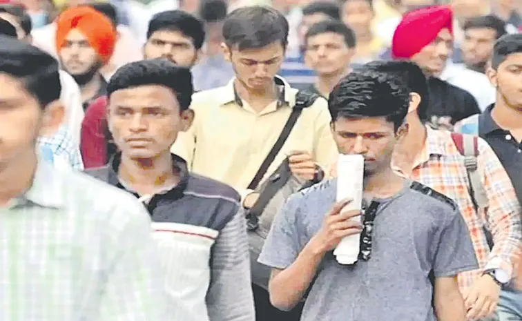India unemployment rate rose to 5. 2percent in September 2025