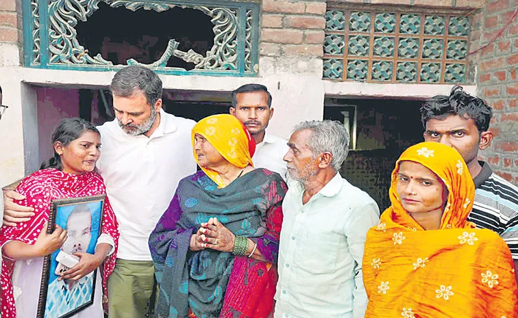 Rahul Gandhi Meets Family of Lynched Dalit Hariom Valmiki Fmily Members
