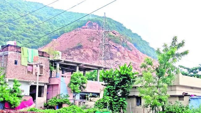 క్వారీ బ్లాస్టింగ్‌లతో బెంబేలు 