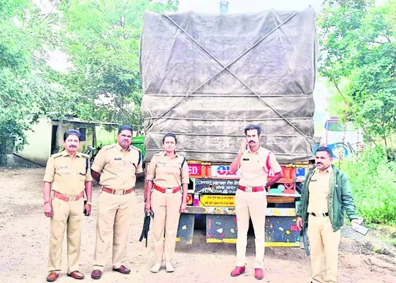 ఆవులు తరలిస్తున్న లారీ పట్టివేత