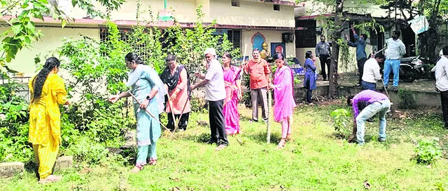 స్వచ్ఛతా కార్యక్రమంలో కలెక్టర్‌ శ్రమదానం 