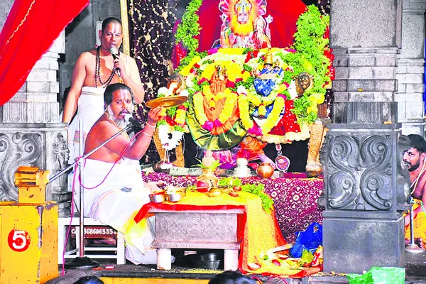 నృసింహుడికి విశేష పూజలు