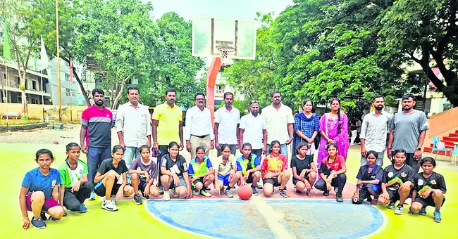 హాకీ, బాస్కెట్బాల్ జట్ల ఎంపిక
