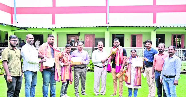 క్రీడాకారులను అభినందించిన జీఎం