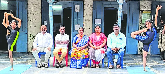యోగా పోటీలకు వేటపాలెం విద్యార్థినుల ఎంపిక 