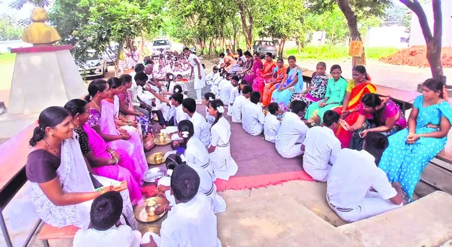తల్లిదండ్రులకు పాదపూజ 