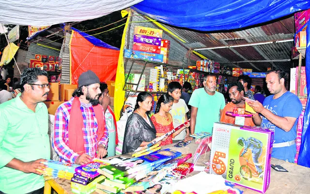 పేలుతున్న టపాసుల ధరలు