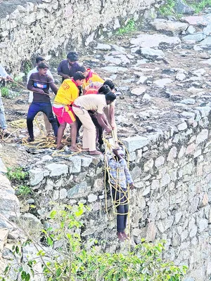 నెట్టెంపాడు కాల్వలో పడిన యువకుడు 