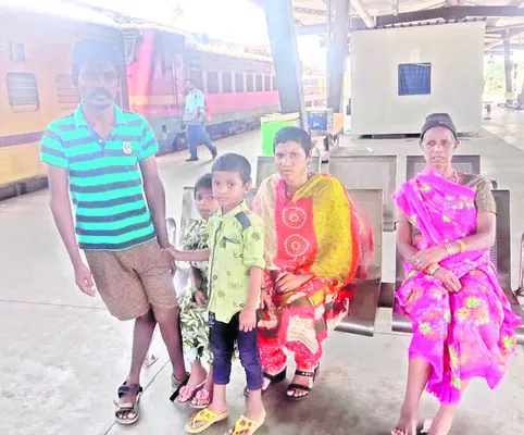 వేలూరు రైల్వేస్టేషన్‌లో గట్టువాసులు 