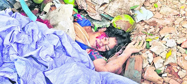 చిరు వ్యాపారిపైకి దూసుకొచ్చిన లారీ 