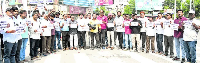 ‘సాక్షి’పై కక్ష సాధింపు తగదు
