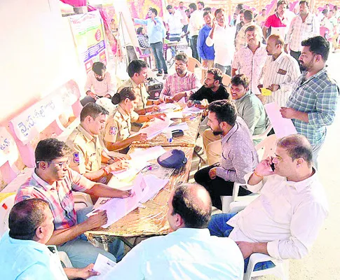 లాస్ట్డే పోటెత్తిన లిక్కర్ దరఖాస్తులు