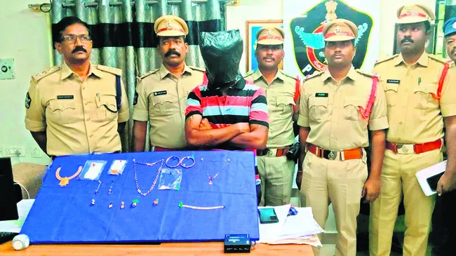 చోరీకి పాల్పడ్డ ముద్దాయి అరెస్టు