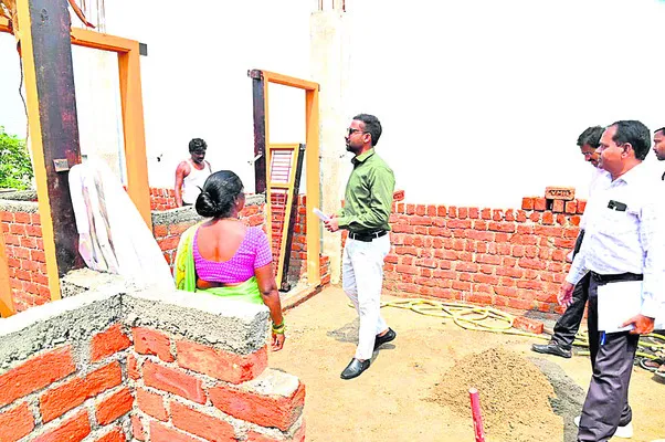 ఇందిరమ్మ ఇళ్లు కట్టుకోని వారికి నోటీసులివ్వండి