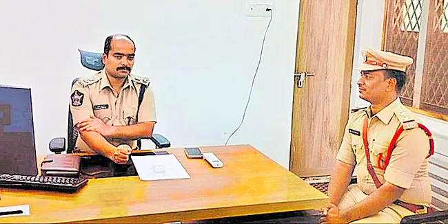 పోలీస్‌స్టేషన్‌లో ఎస్పీ ఆకస్మిక తనిఖీలు 
