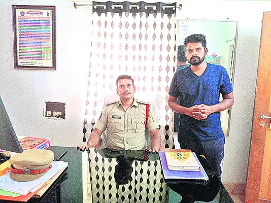 తల్లిదండ్రులను గాయపరిచిన తనయుడు అరెస్టు