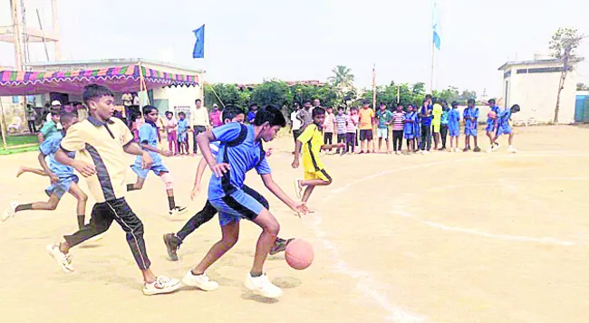 బాస్కెట్‌ బాల్‌ జిల్లా జట్ల ఎంపిక
