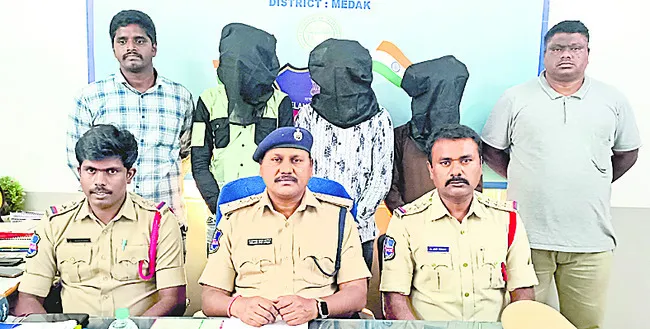 దోపిడీ కేసులో నిందితుల అరెస్ట్‌ 