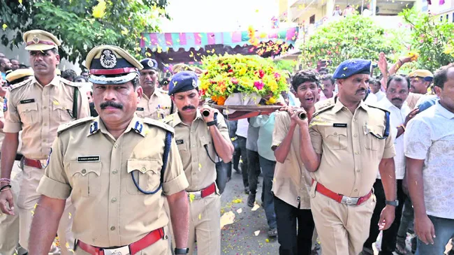 అధికారిక లాంఛనాలతో కానిస్టేబుల్ అంత్యక్రియలు