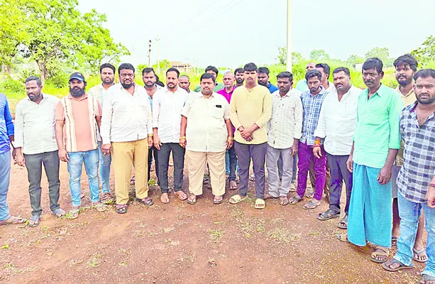 రోడ్డు ధ్వంసంపై పరస్పర ఫిర్యాదులు