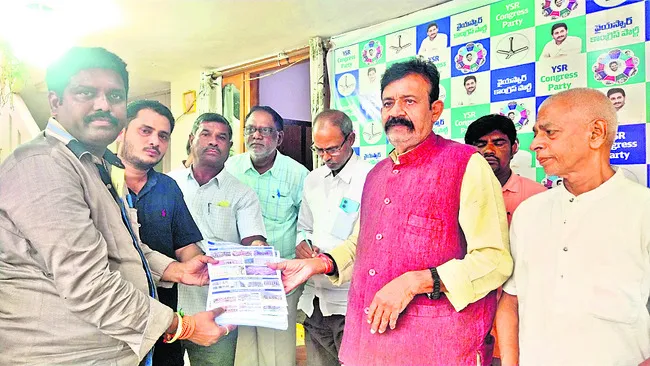 తండ్రీకొడుకుల కుట్రలను గడపగడపకు తెలియజేయాలి 