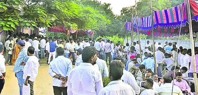 93 దుకాణాలకు 2,518 దరఖాస్తులు