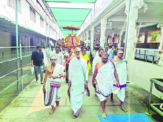రత్నగిరి భక్త జనసంద్రం