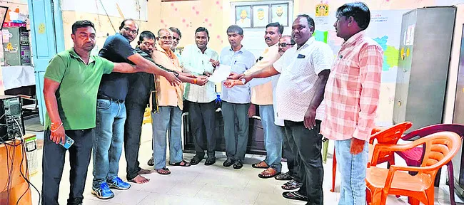 పత్రికా స్వేచ్ఛను హరించడమే