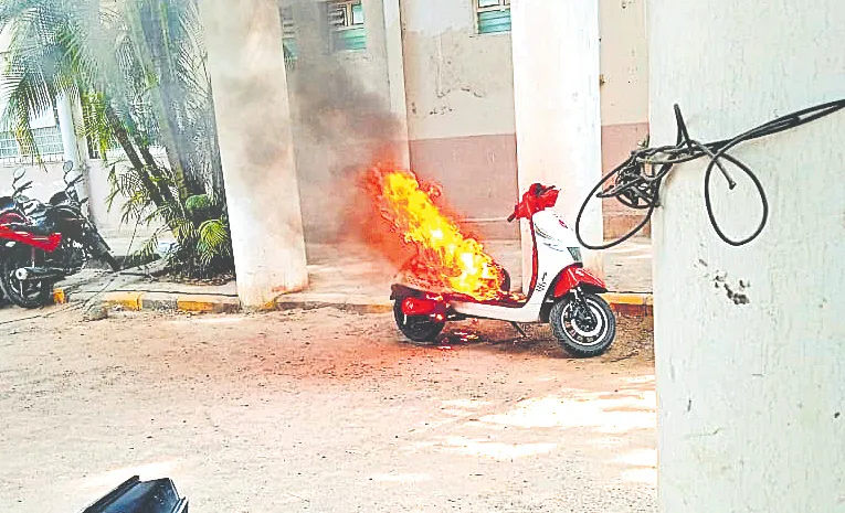 నిమ్స్‌లో ఎలక్ట్రిక్ బైక్‌ దగ్ధం 