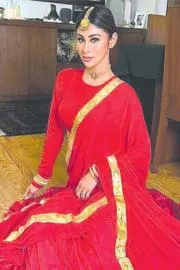 Diwali 2025: Diwali Outfits & Dresses for Women And Men12
