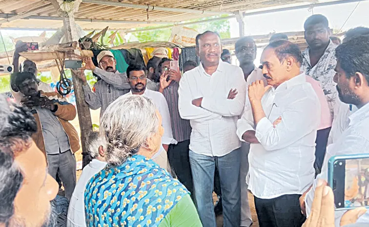 Thota Trimurthulu visit to Lakshmi Naidu family