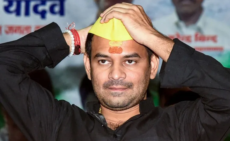 Bihar Elections: గేదెనెక్కి ఒకరు.. సంకెళ్లతో మరొకరు.. తెగ నవ్విస్తున్న అభ్యర్థులు