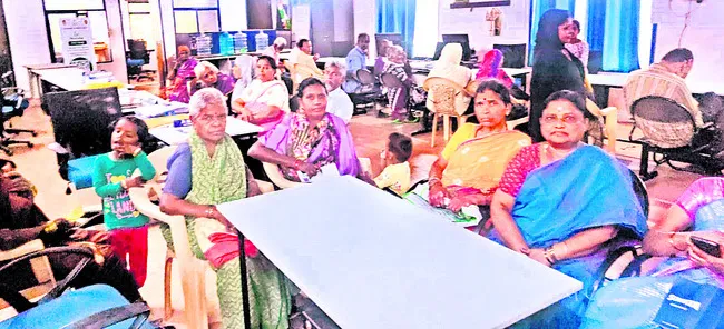 పింఛన్ల పంపిణీ.. తప్పని అవస్థలు