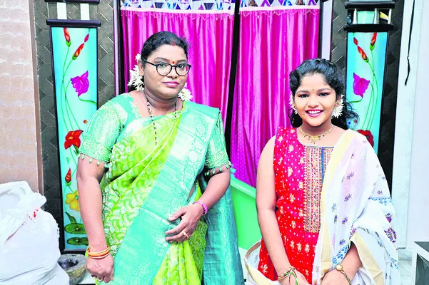 ఆలయానికి వెళ్తూ  అనంత లోకాలకు..